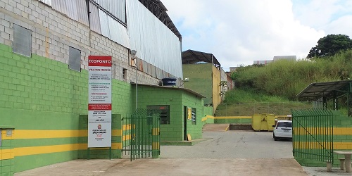 Foto mostra entrada de Ecoponto na cidade de São Paulo